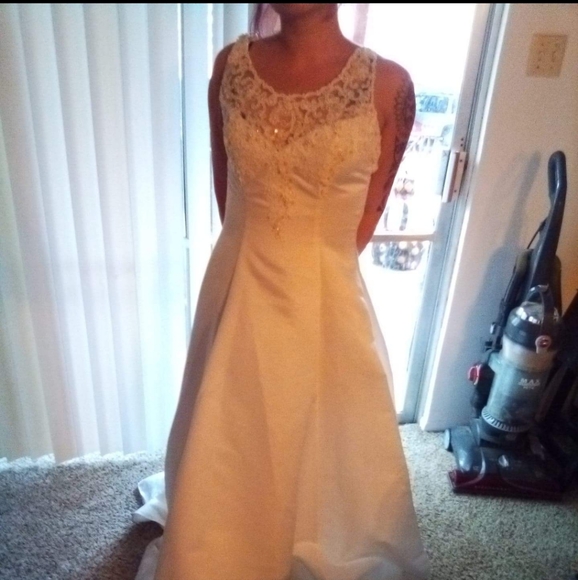 Wedding dress - Picture 3 of 3